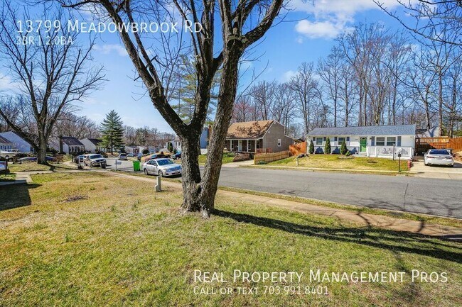 Building Photo - 3 Bed Single Family Home w/ Fenced in Back...