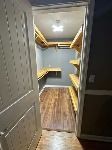 Building Photo - 718 Woodhill Dr