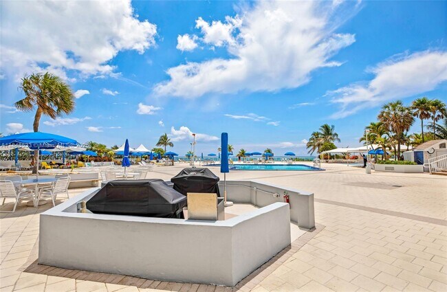 Building Photo - 2030 S Ocean Dr