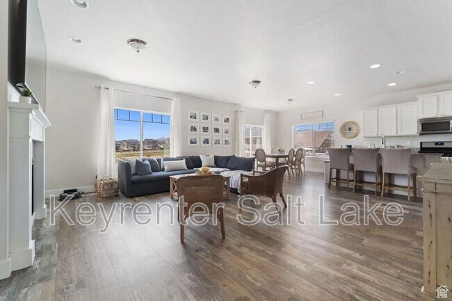 Building Photo - 6463 Maple Valley Cir