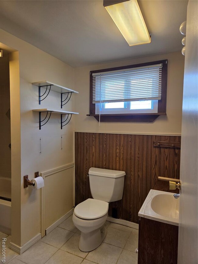Building Photo - 6316 Oakdale Dr