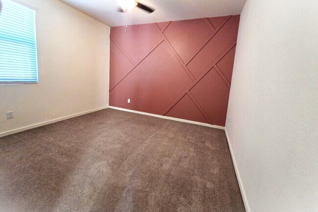 Building Photo - Stunning 3 bedroom with a flex room 2 baths