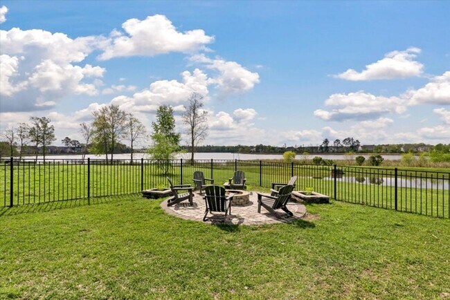 Building Photo - Show stopping 5 bed/3 bath rental in the h...