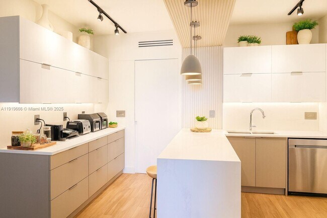 Building Photo - 711 Crandon Blvd