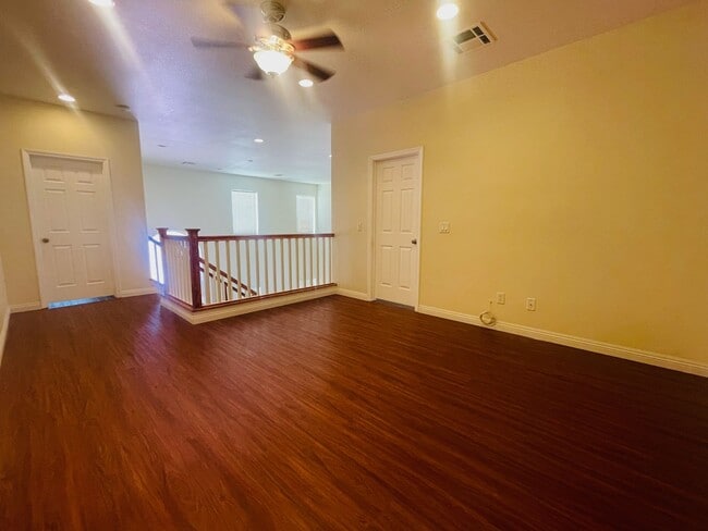 Building Photo - Newly Renovated 5 bd, 3 bth, Loft, w/ down...
