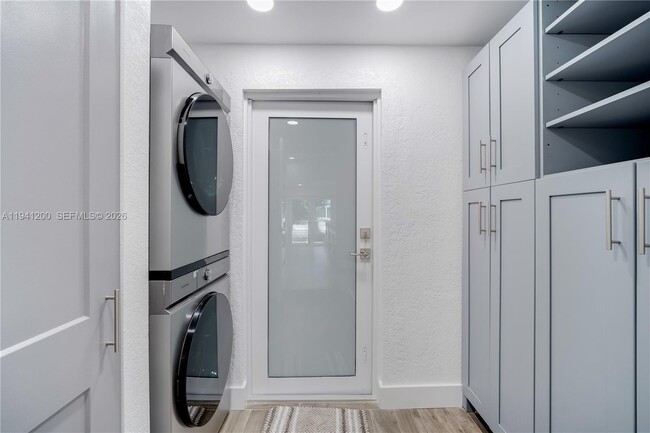 Building Photo - 1931 SW 22nd Ave