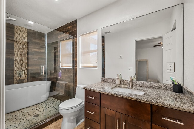 Building Photo - 57731 San Tropeze Dr