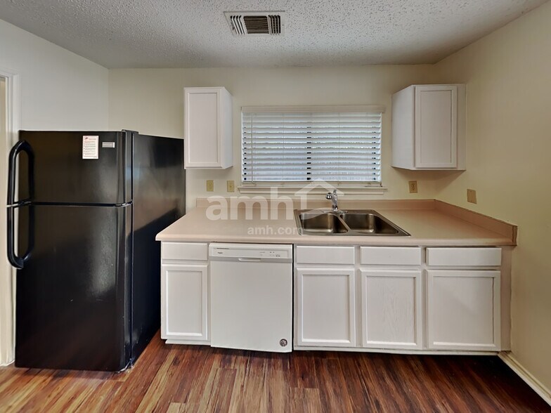 Building Photo - 8931 Kenton Briar