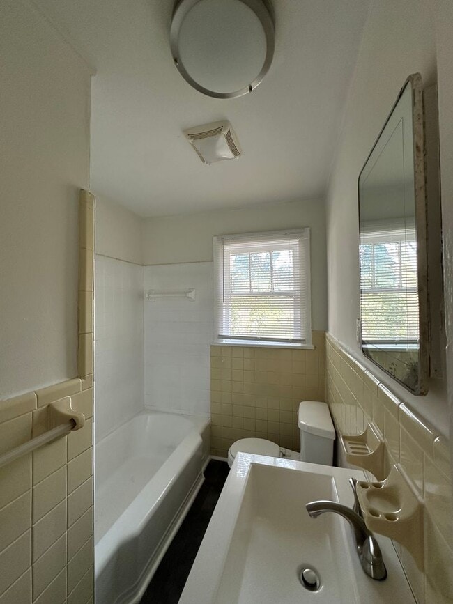 Building Photo - In town - 3 Bedroom, 1 bathroom house move-in ready