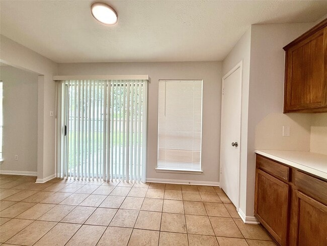 Building Photo - 1405 Manor Dr