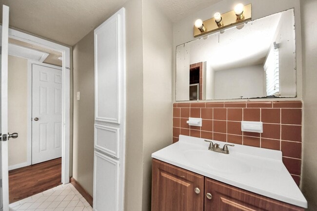 Building Photo - 2513 Leslie St