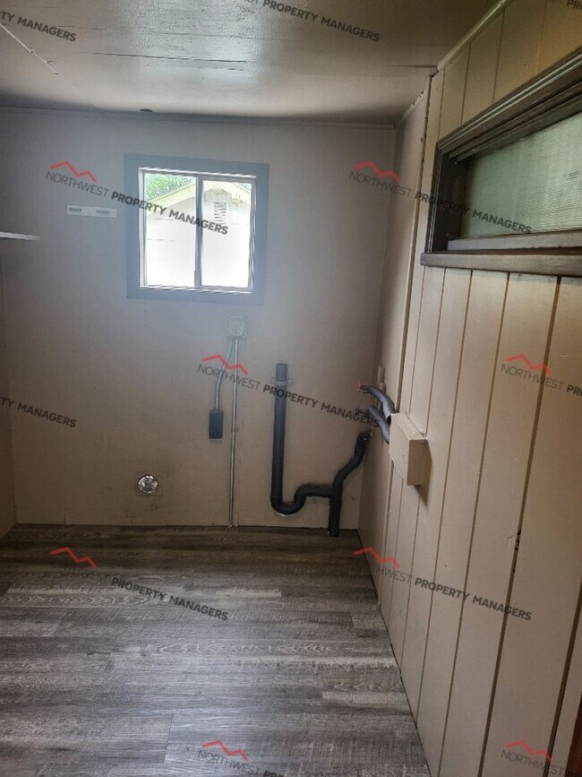 Building Photo - r139b