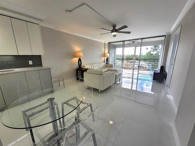 Building Photo - 112 Royal Pk Dr