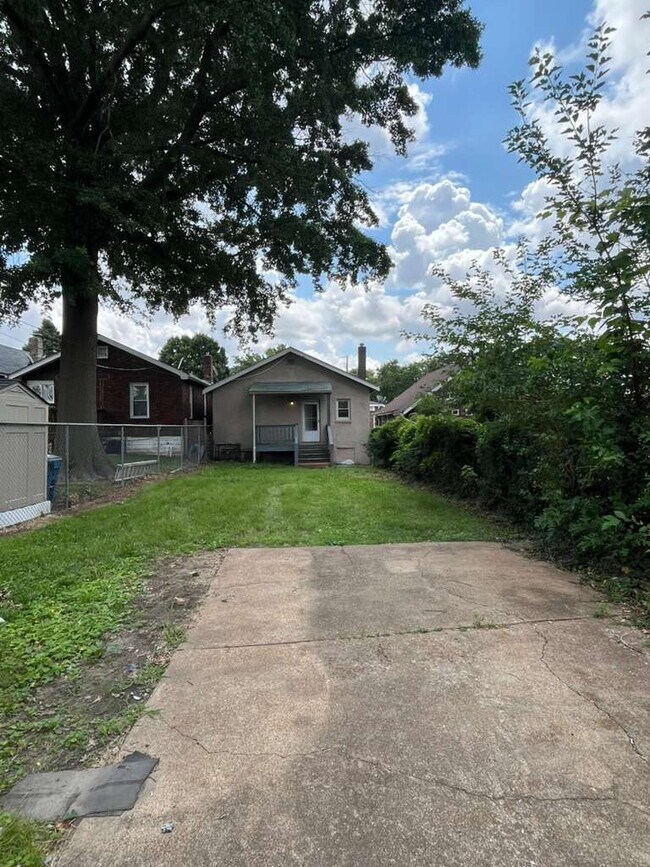 Building Photo - "Charming 2-Bedroom Retreat with Wood Floors with Basement!"