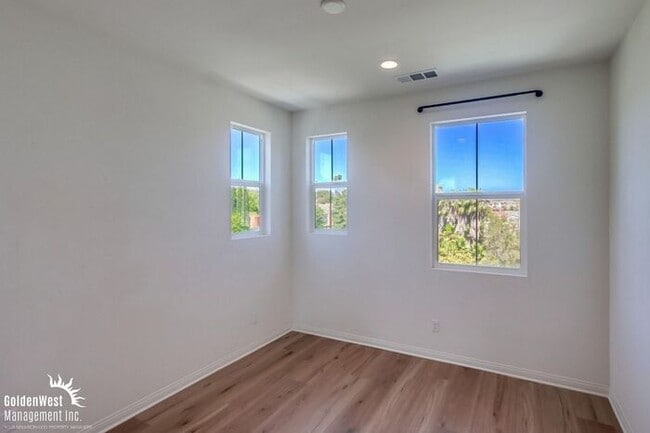 Building Photo - Newly Built 3Bdm 2.5Ba Home with Modern Fe...