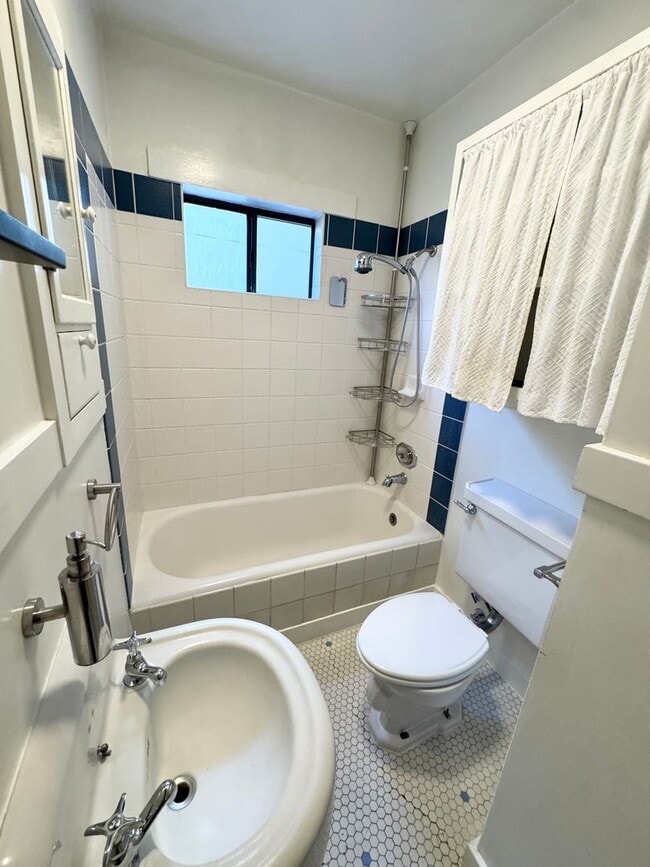 Building Photo - Charming 1 Bedroom 1 Bath Historic Duplex, Land Park-Curtis Park Area SEE VIDEO