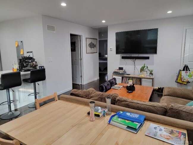 Building Photo - 150 Ponquogue Ave
