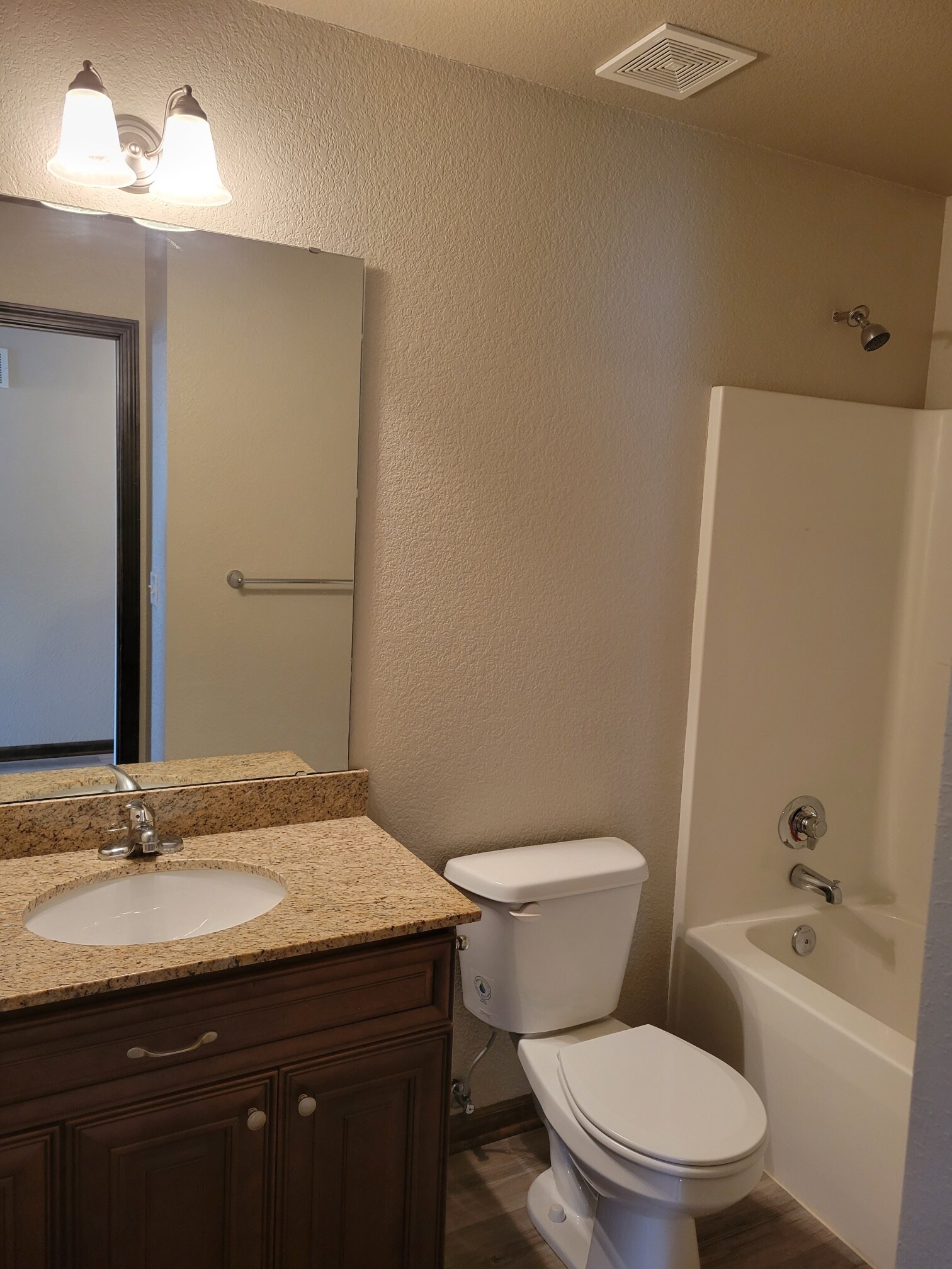 Hall Bath - 127 SW Rose Garden Ln