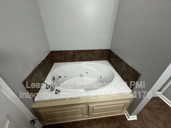 Building Photo - 201 Pavilion St