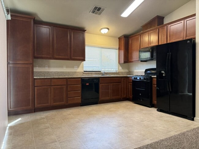 Building Photo - Don’t miss out on this 3 bedroom/2bath hom...