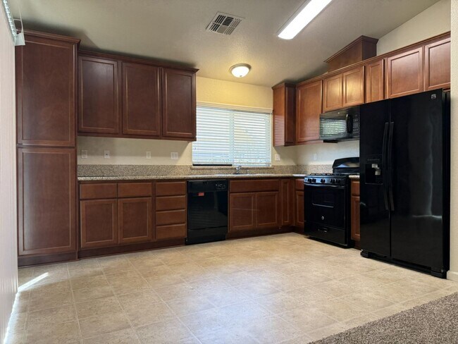 Building Photo - Don’t miss out on this 3 bedroom/2bath home!!!