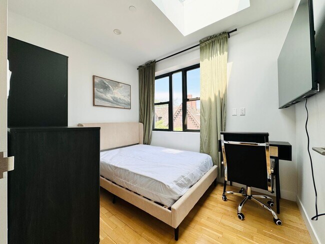 Building Photo - Furnished room/NOT APARTMENT