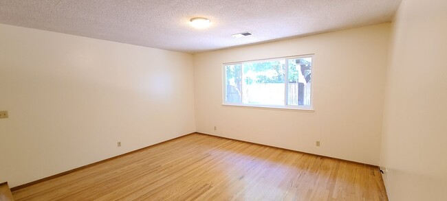 Building Photo - Charming 3 bedroom 2 bath in Davis