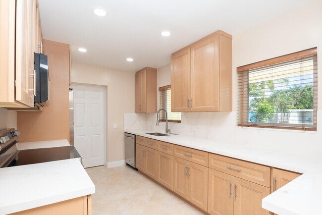 Building Photo - 374 Linda Ln