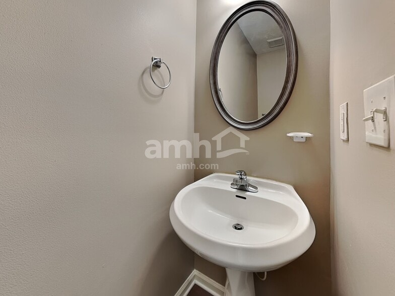 Building Photo - 1302 River Club Dr NE