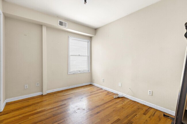 Building Photo - 420 6th St
