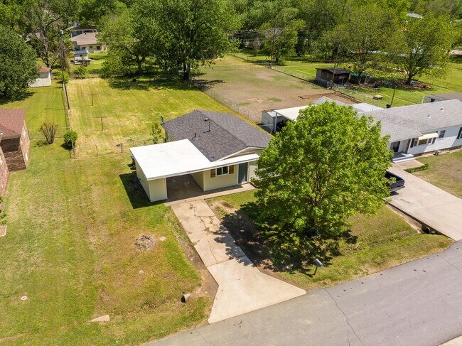 Building Photo - Freshly Updated 3 Bedroom House
