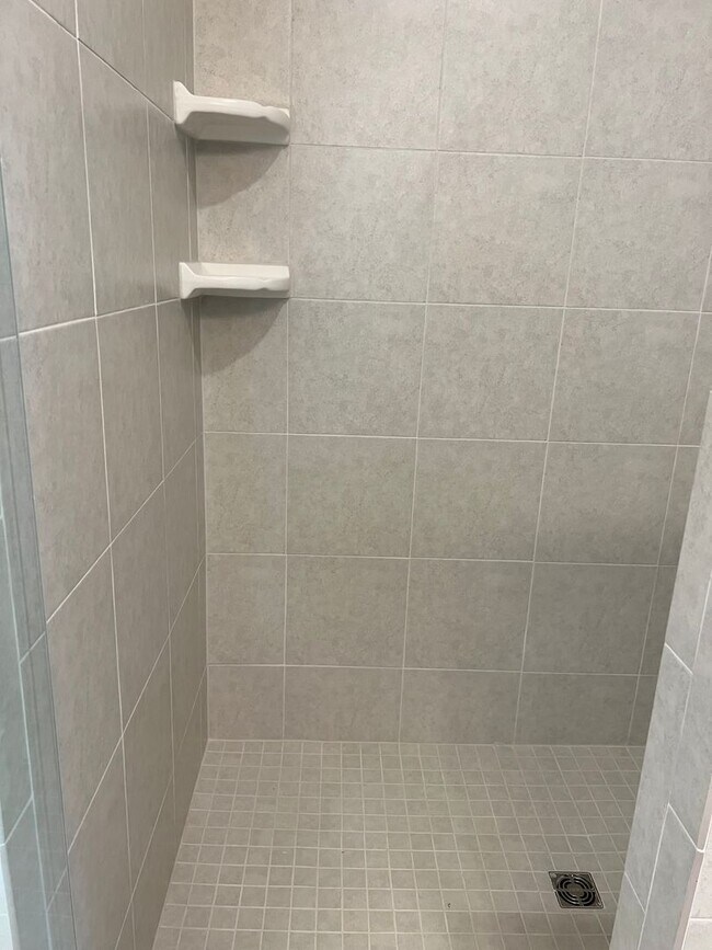 Building Photo - Lovely Three Bedroom Townhouse in Washington Square!