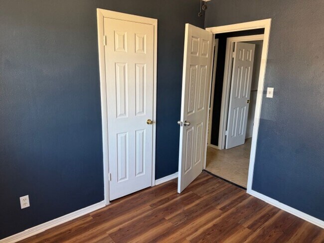 Building Photo - CALL FOR MOVE IN SPECIAL!!! Room for Everyone! Charming 4-Bed 1.5 Bath