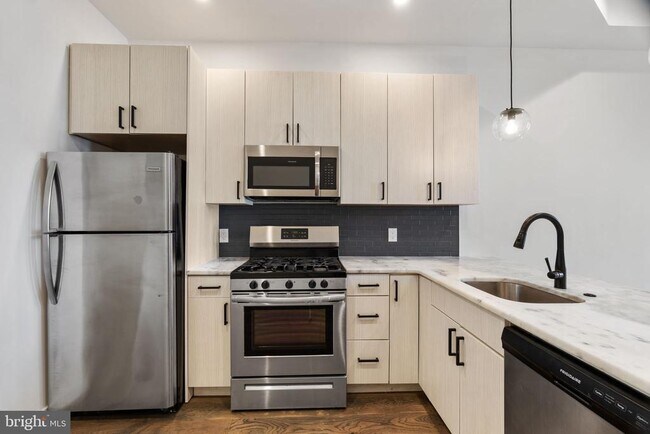 Building Photo - 2526 W Girard Ave