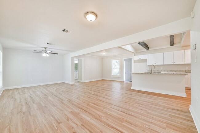 Building Photo - 706 Azalea St