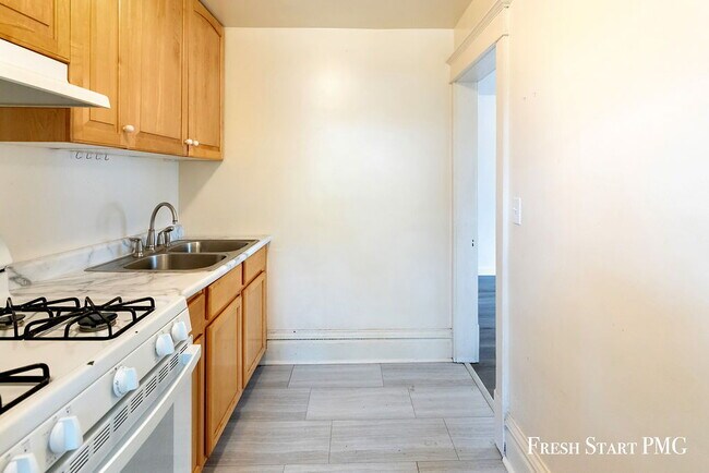 Building Photo - Light-Filled & Well-Connected Living – 1 B...