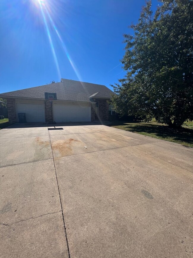Building Photo - 5 bed/3 bath house
