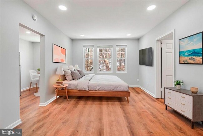 Building Photo - 1909 N Rhodes St