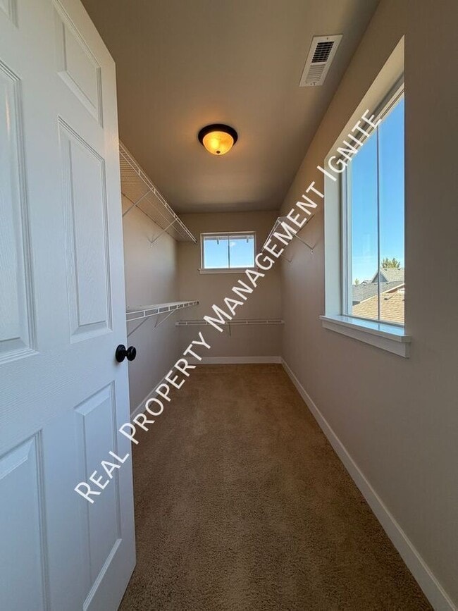 Building Photo - 2713 NE Black Oak Pl