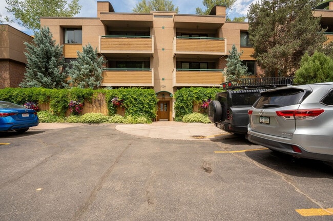 Building Photo - 1024 E Hopkins Ave