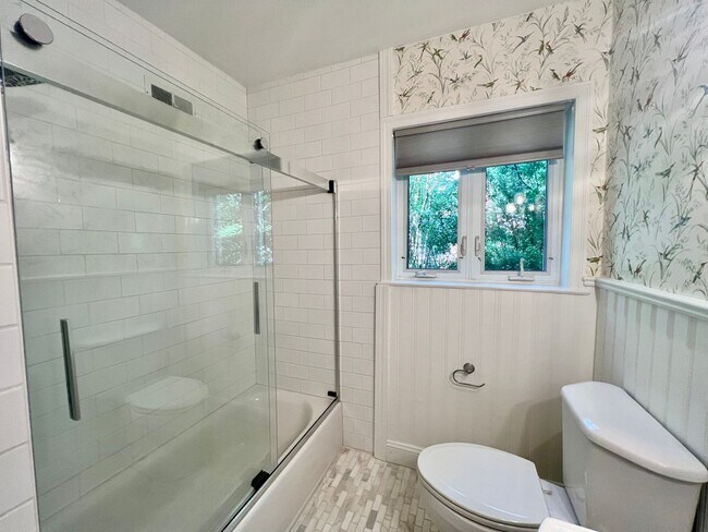Building Photo - Charming 5 Bedroom Home Close to Everything!