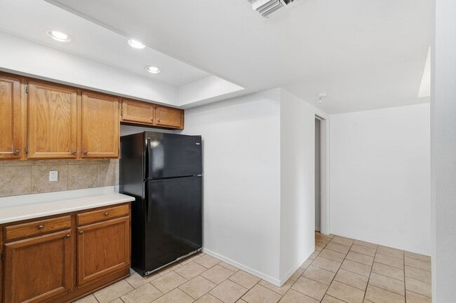 Building Photo - Two Bedrooms! 1 Car Garage!