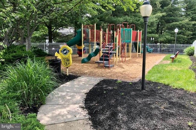 Building Photo - Gorgeous 2bd 2bth updated penthouse condo in sought after New Town community.