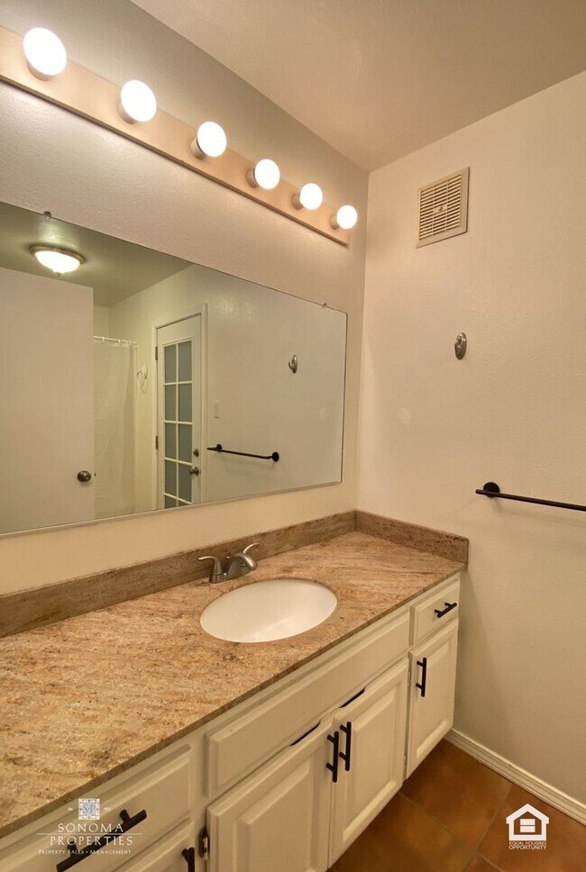 Building Photo - 3+ Bedroom / 2 Bathroom Home with Sunroom & Beautiful Views