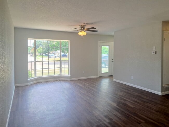 Primary Photo - Spacious 3 bedroom 2 bath home w/ swimming...