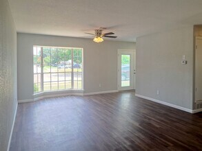 Building Photo - Spacious 3 bedroom 2 bath home w/ swimming...