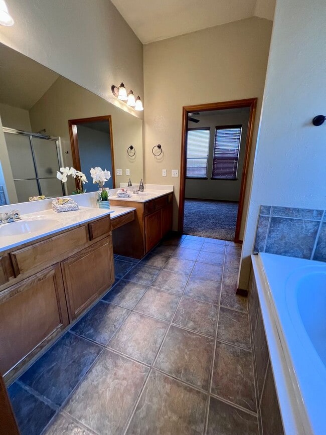 Building Photo - Beautiful home in Heatherwood addition in Moore!