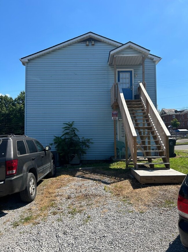 Building Photo - 2 Bedroom Duplex within walking distance o...