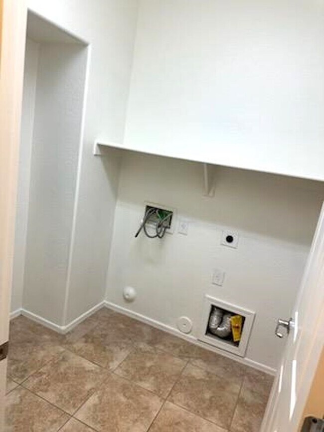 Building Photo - Great 4 bed 2.5 home near community pool!