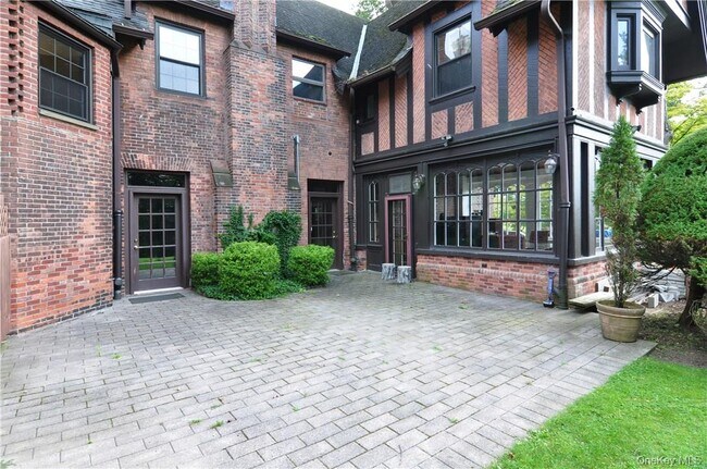 Building Photo - 136 Harriman Rd